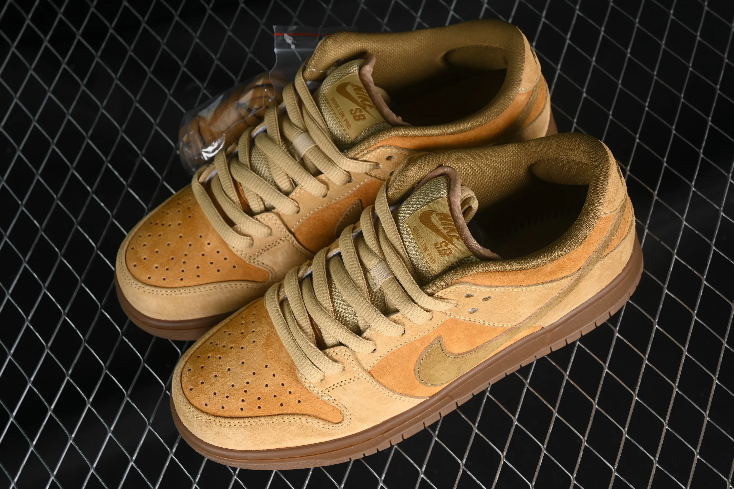 All categories Nk SB Dunk series Nk SB Dunk Low low-top sneakers K version Nk Dunk Low fallen leaf yellow SB low-top sports and leisure sneakers 883232-700
